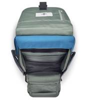 The two wide-opening zips on the sides provide easy access to the main compartment